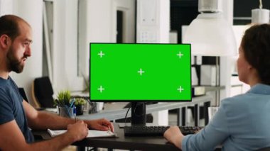 İş arkadaşları bilgisayar ve yeşil ekranı yaratıcı ajans ofisinde sergilenirken yeni ortaklıklar planlıyorlar. Uzmanlardan oluşan bir ekip izole edilmiş kromakey şablonuna bakıyor, gelir hakkında konuşuyor..