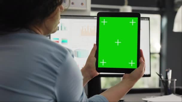 Obchodní Manažer Používající Digitální Tablet Prázdnou Zelenou Obrazovkou Šablony Při — Stock video