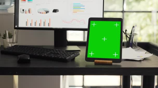 Stůl Zelenou Obrazovkou Moderním Tabletu Business Coworking Space Zobrazující Izolovaný — Stock video