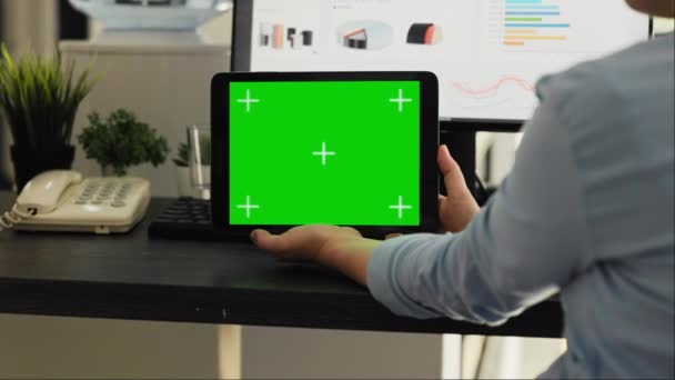 妇女在创意机构的合作空间中检查平板电脑上的绿色屏幕 在移动设备布局上看到带有孤立模型的铬色显示屏 员工手持模拟装置 — 图库视频影像