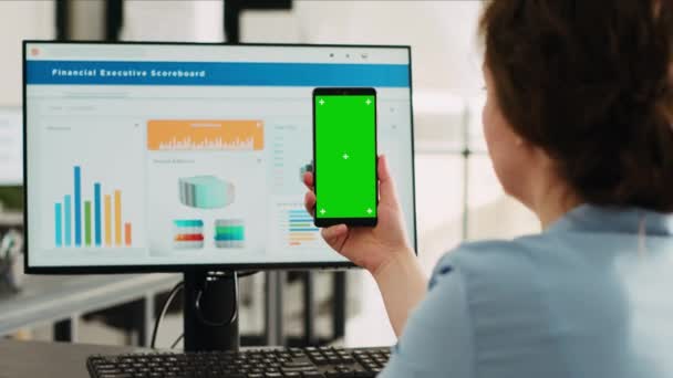 Kadını Telefonda Yeşil Ekranı Tutuyor Büro Masasında Pazarlama Geliştirme Üzerinde — Stok video