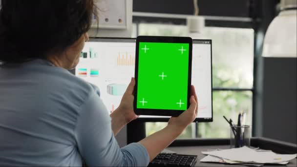 女商人手持平板电脑 展示孤立的绿色屏幕模板 在现代设备上看到空白的模拟复制空间 员工检查小玩艺儿布局上的铬钥匙设计 — 图库视频影像