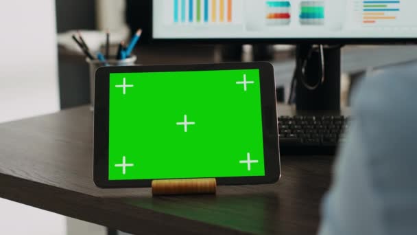 启动专家使用带有空白铬键模板的小工具 使用绿色屏幕的数字平板电脑 在办公桌前工作的人与孤立的模拟版权空间 检查营销数据 靠近点 — 图库视频影像