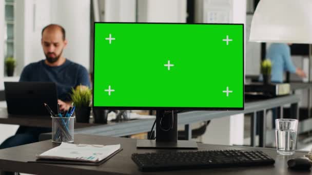 空のワークステーションでコンピュータデスクトップ上の緑色 オープンフロアプランエージェンシーの職場で実行されている隔離されたモックアップテンプレートとクロメイキーアプリを搭載したPc 空白表示コピースペース技術 — ストック動画
