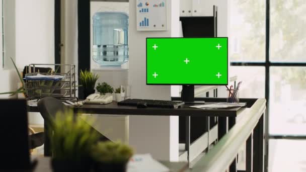 空的协同工作空间与Pc运行隔离的绿色屏幕 空白的铬键显示在监视器上 写字台 计算机显示模型模板 桌面上的复制空间布局 — 图库视频影像
