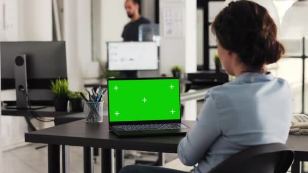 Empregado Verifica Greenscreen Laptop Olhando Para Tela Maquete Copyspace Isolado — Vídeo de Stock