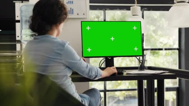 Spezialist Beobachtet Greenscreen Desktop Sitzt Schreibtisch Büro Und Überprüft Leeres — Stockvideo
