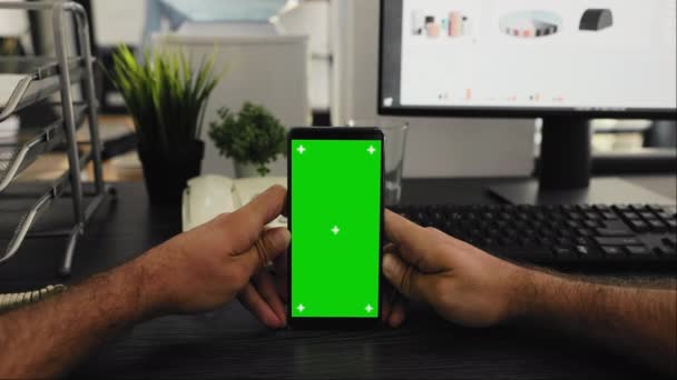 Pov Gestionnaire Détient Smartphone Avec Mise Page Écran Vert Isolé — Video