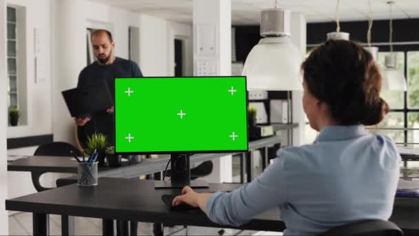 分析员在Pc上查看绿屏桌面上的屏幕 并坐在代理办公室的协同工作空间中 公司员工用模拟屏幕检查计算机监视器运行空白复制空间 手持射击 — 图库视频影像