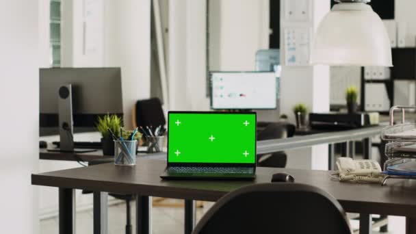 现代创业代理办公室的笔记本电脑桌上有绿色显示屏 无线计算机运行孤立的模拟版权空间 带有铬钥匙空白装置的空工作站 — 图库视频影像