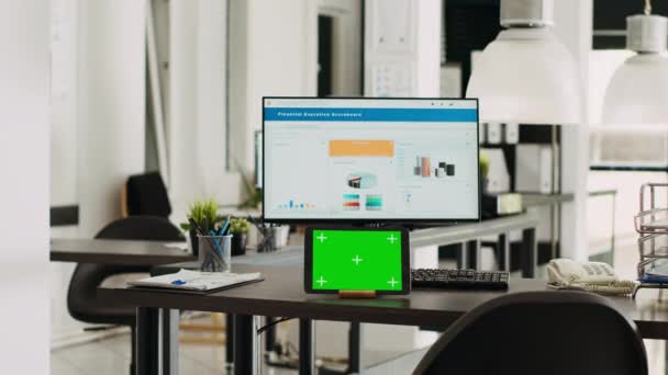 办公桌与平板电脑显示绿色屏幕 空工作站在创意代理的合作空间 在小企业工作场所运行独立铬钥匙显示屏的现代小玩艺儿 模拟屏幕 — 图库视频影像
