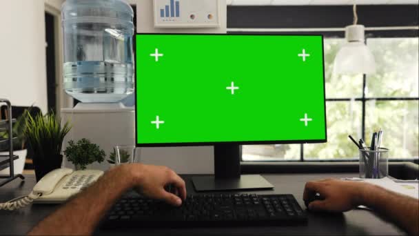 办公桌前的Pov人员使用绿色屏幕和隔离的复制空间模板工作 解决业务任务 公司经理坐在工作站上看着空白的色键屏幕 三脚架射击 — 图库视频影像