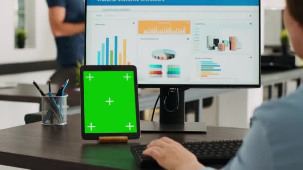 Gerente Escritório Trabalhando Com Greenscreen Tablet Olhando Para Layout Mockup — Vídeo de Stock