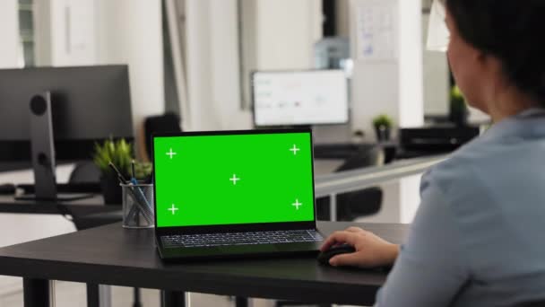 分析人士评论了笔记本电脑上的绿色显示屏 致力于小企业的运作和任务 营业员看着Pc屏幕上空白的铬键复制空间布局在代理办公室 — 图库视频影像