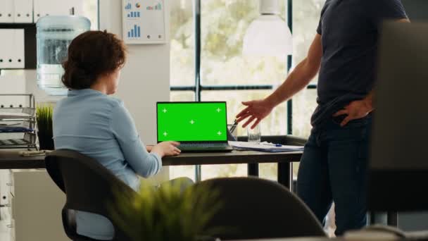 ビジネスチームは ラップトップディスプレイでグリーンスクリーンを分析し 新しいアイデアをブレインストーミングし 起動操作に取り組んでいます パートナーシップ 空白のコピースペーステンプレートについて議論する同僚 — ストック動画