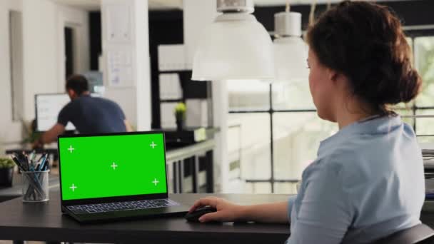 管理员在笔记本电脑上用绿色屏幕工作 检查有创意的代理办公室中孤立的模拟模板 年轻成年人看着展示空白色键布局的Pc 现代软件 — 图库视频影像