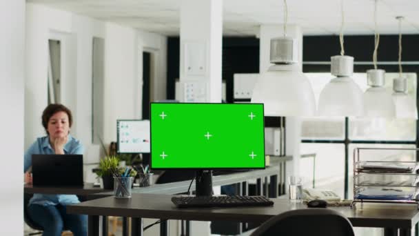 Estação Trabalho Exibindo Layout Greenscreen Com Copyspace Monitor Mesa Vazia — Vídeo de Stock