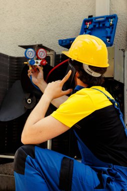 Müşteri anonsu yapan eğitimli mühendis, harici HVC sisteminin ayrıntılı araştırılmasının ardından soğutma verimliliğinin azalmasına ve çevreye potansiyel hasarın azalmasına yol açan freon sızıntıları bulunduğunu bildirdi.