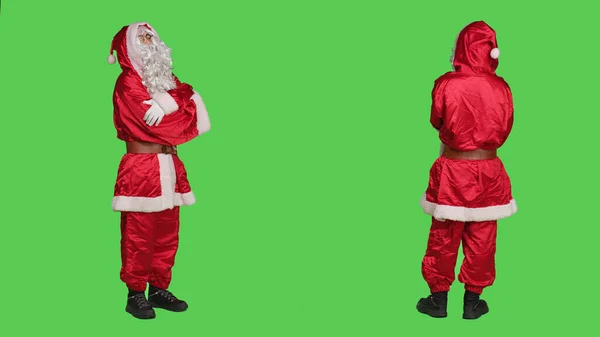 Fader Jul Kostym Stående Över Hela Kroppen Greenscreen Bakgrund Poserar — Stockfoto