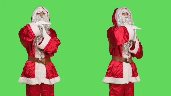 Saint Nick Cosplay展示了暂停的标志 在绿屏背景上摆出节日的季节性服装 代表圣诞老人的年轻人请求休息 请稍候 — 图库照片
