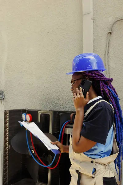 Spesialis Amerika Afrika Meminta Manajer Untuk Meminta Saran Melalui Telepon — Stok Foto
