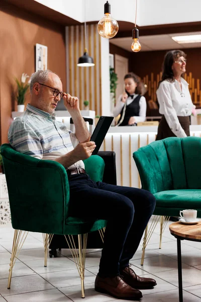 Kafkasyalı Yaşlı Bir Müşteri Otel Odasının Dinlenme Odasında Rahat Koltukta — Stok fotoğraf