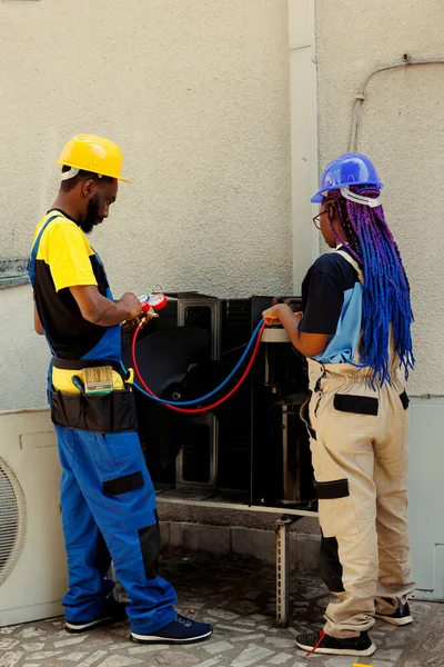 African American Engineers Hired Complaints Noisy Air Conditioner Warm Air — Stock Photo, Image