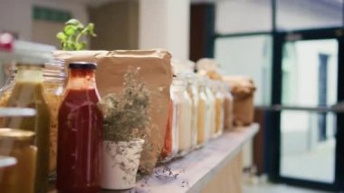 Organik doğal süpermarket tarafından yeniden kullanılabilir kavanozlarda bulunan ev yapımı ürünler vegan beslenme ve yaşam tarzını teşvik ediyor. Çevre dostu yerel mağazalar yerel olarak yetiştirilen ürünler ve taze gıda malzemeleri satıyor..
