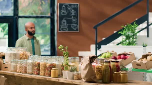 Der Kunde Betritt Ein Lokales Lebensmittelgeschäft Biologisches Obst Und Gemüse — Stockvideo