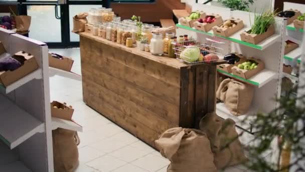 변화를 보호하기 폐기물 슈퍼마켓에서 판매되는 재사용 가능한 용기에 유기농 농산물 — 비디오
