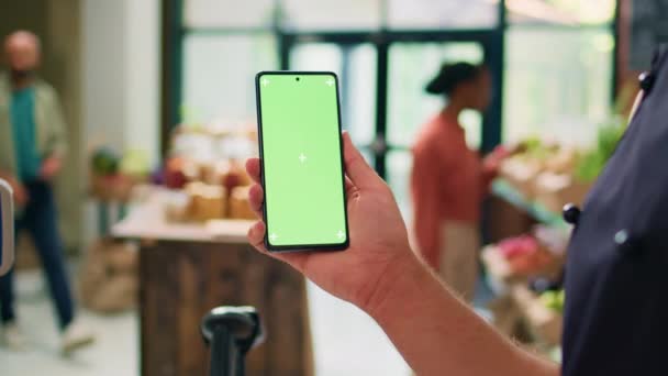 Propietario Utiliza Pantalla Verde Teléfono Inteligente Mostrando Plantilla Cromakey Aislado — Vídeo de stock