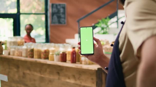 Lokaler Verkäufer Hält Smartphone App Mit Greenscreen Display Die Copyspace — Stockvideo