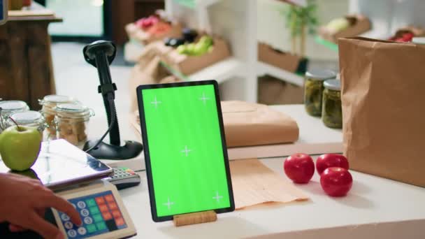 Zelená Obrazovka Tabletu Pokladně Místním Bio Obchodě Čerstvě Sklizenými Produkty — Stock video
