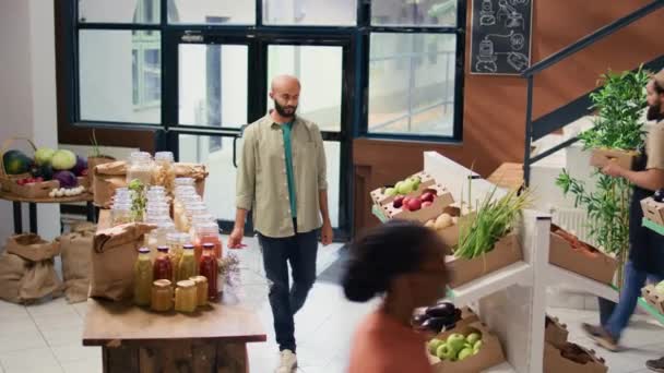 中東のクライアントは 地元の食料品店の棚で農産物を調べ ビーガンライフスタイルを生きて バイオ有機果物や野菜を探しています ヤング チェック パスタ バルク アイテム — ストック動画