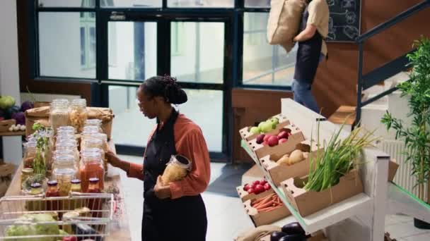 Vendedor Mercearia Local Organizando Suprimentos Alimentos Produtos Orgânicos Recém Colhidos — Vídeo de Stock
