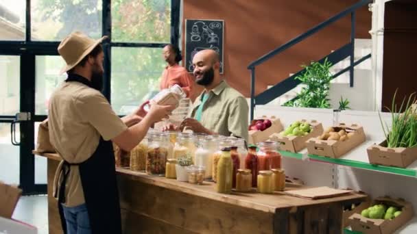 Local Farmer Presents Ripe Vegetables Client Zero Waste Eco Store — Stock Video