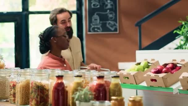 Kupiec Pokazuje Dojrzałe Warzywa Dla Klientów Idących Zakupy Spożywcze Zróżnicowana — Wideo stockowe