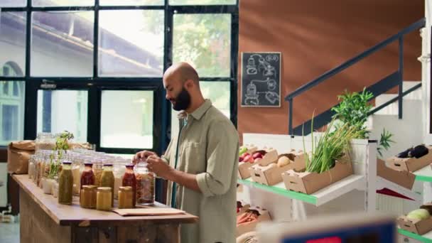 Человек Заполнения Бумажный Пакет Макаронами Купить Нужное Количество Здорового Питания — стоковое видео