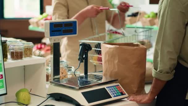 Lagerhållare Betjänar Kunden Med Produkter Efter Viktning Frukt Och Grönsaker — Stockvideo