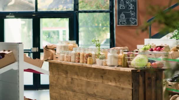 Zéró Hulladék Áru Szupermarketben Etikailag Előállított Élelmiszer Adalékanyagokkal Szabad Gyümölcsökkel — Stock videók