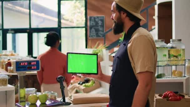 Storekeeper Tient Tablette Avec Écran Vert Dans Supermarché Écologique Zéro — Video