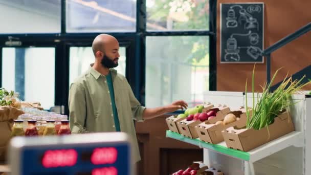 슈퍼마켓에서 업체를 선반에서 친화적인 과일과 채소를 클라이언트는 단지에 향신료 — 비디오