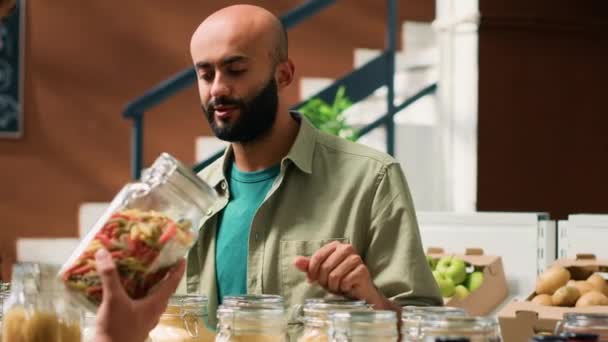 Verkäufer Präsentiert Veganen Kunden Seine Bioprodukte Beim Einkauf Von Lebensmitteln — Stockvideo