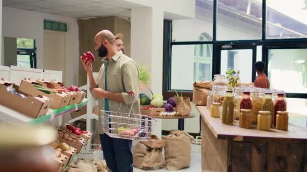 Kupující Vybírá Zralou Bio Zeleninu Koupi Pro Zdravě Udržitelnou Večeři — Stock video