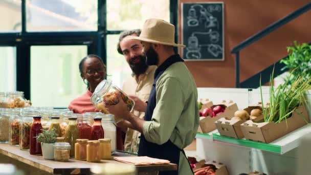 Tüccar Makarnanın Çeşitli Ürünleri Ile Biyo Yiyecek Alternatifi Sunarak Çeşitli — Stok video