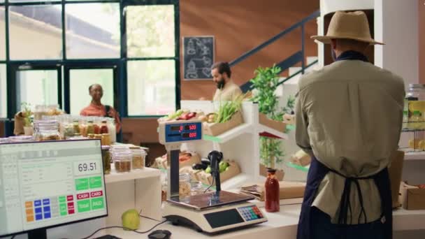 Prodejce Připravuje Objednávku Potravin Pro Domácí Dodávky Dává Ekologickou Produkci — Stock video