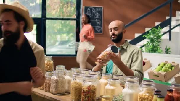 Leverancier Toont Bulk Items Aan Klanten Presenteren Diversiteit Van Pasta — Stockvideo