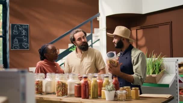 Sahibi Alışveriş Yapan Müşterilerine Taze Ürün Örnekleri Sağlıklı Yemek Için — Stok video