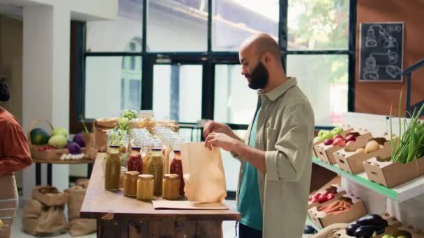 영양가있는 식사를 충분히 구입하기 봉지에 파스타를 재활용 용기에있는 제품에서 바이오 — 비디오