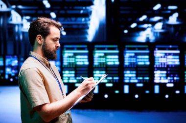 Virüs koruma yazılımının güncel olduğundan emin olmak için yüksek teknoloji veri merkezi güvenliğini kontrol eden deneyimli yönetici ve sistemlere sızmaya çalışan hackerların erişimine izin verilmiyor